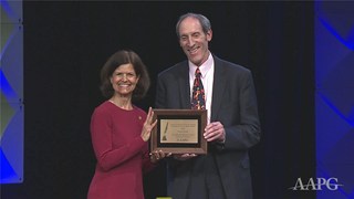 Aaron Harber receives the 2019 Geosciences in the Media Award